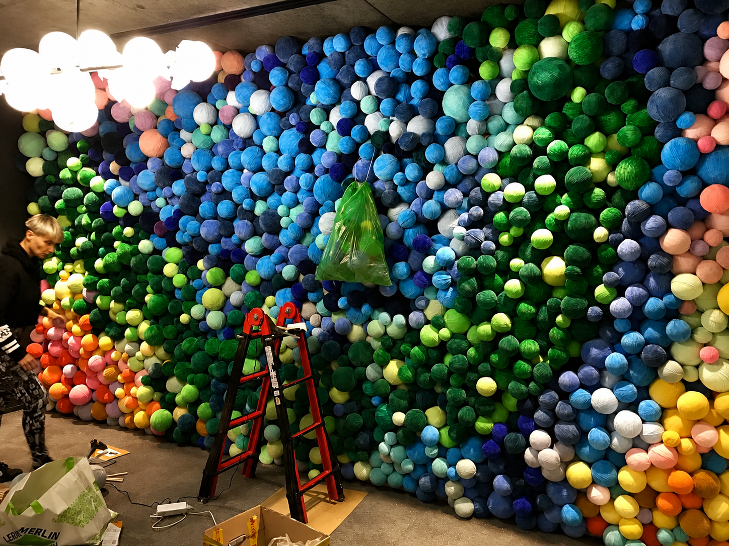 Osvitoria — 6 Meter Wollknäuel-Wand