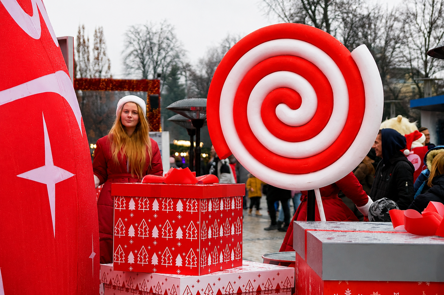 Riesiges Pfefferminz-Prop und verpackte Geschenkbox-Installationen bei der Straßenaktivierung