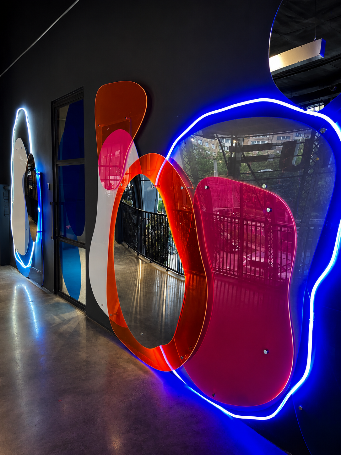 Neon-Kreisgrafik an der Wand über der aufblasbaren Lounge-Sitzgruppe