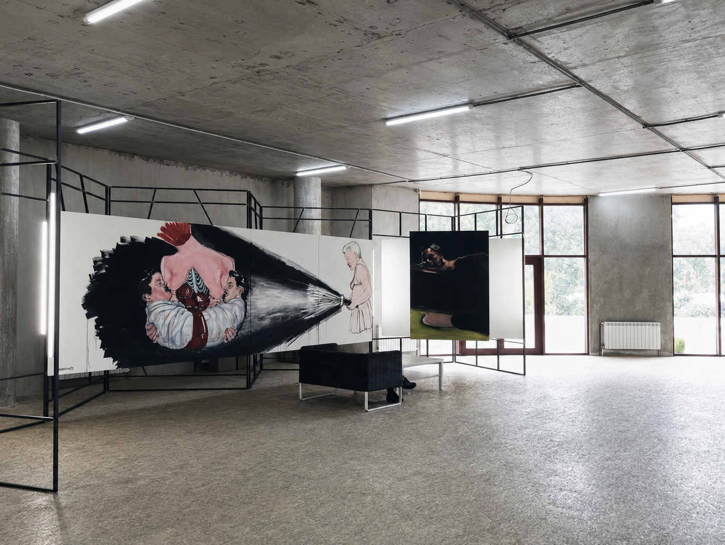 Mit Trennwänden gehängte Galeriewände mit figurativen Gemälden in rohem Betonausstellungsraum