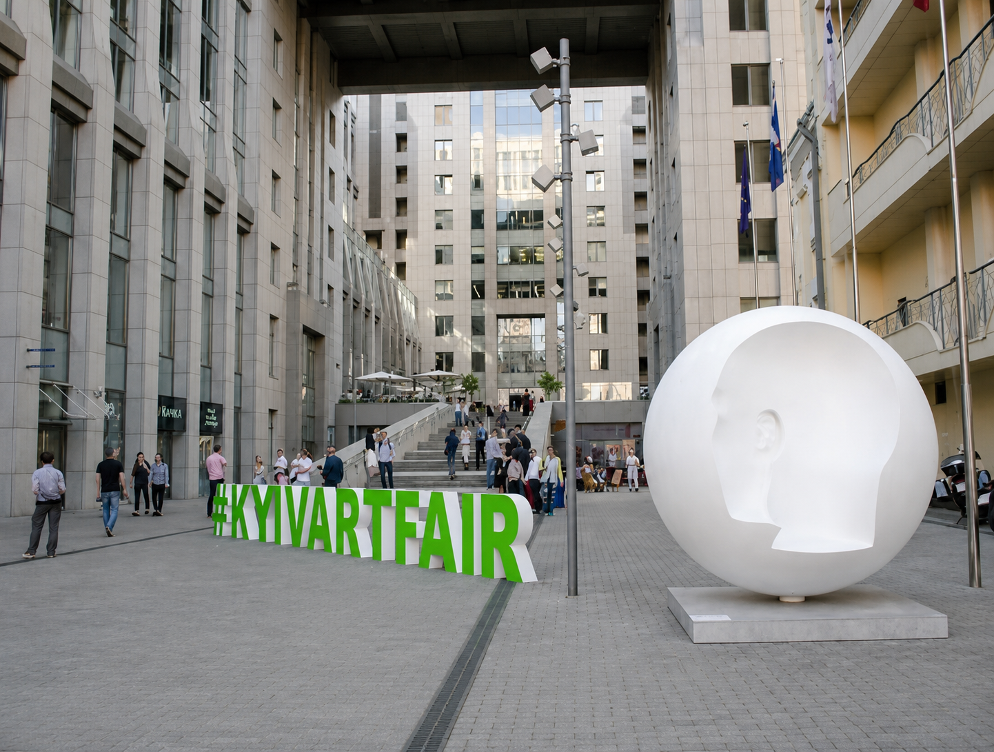 Große weiße skulpturale Arbeit neben der #KYIVARTFAIR-Bodeninstallation