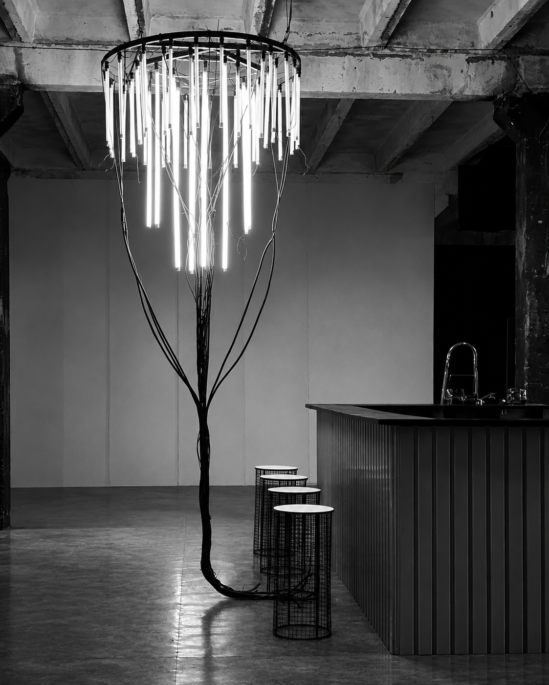 Weitwinkelansicht der gesamten Kronleuchter-Installation neben Bar und Spültheke